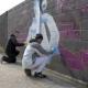 Jóvenes estudiantes pejinos pintando en los muros del campo de fútbol de San Lorenzo