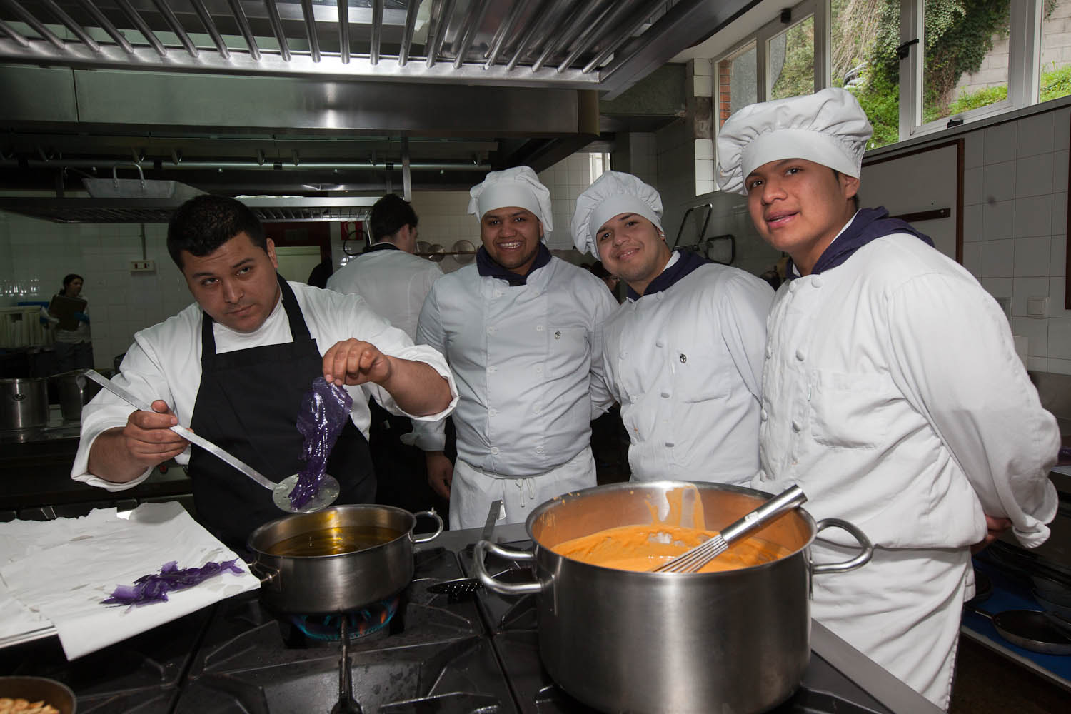 NACHO SOLANA ENCANDILA EN LOS FOGONES DEL IES FUENTE FRESNEDO //  Ayuntamiento de Laredo